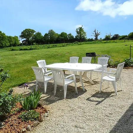 Nyaraló Maison Spacieuse Avec Piscine Partagee A Saint-vincent-la-chatre.