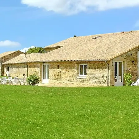 Maison Spacieuse Avec Piscine Partagée à Saint-vincent-la-châtre. *