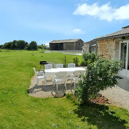Maison Spacieuse Avec Piscine Partagée à Saint-vincent-la-châtre. * Saint-Vincent-la-Châtre