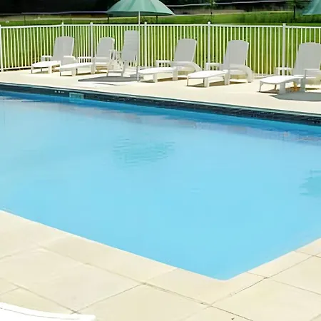 Maison Spacieuse Avec Piscine Partagée à Saint-vincent-la-châtre. Casa vacanze