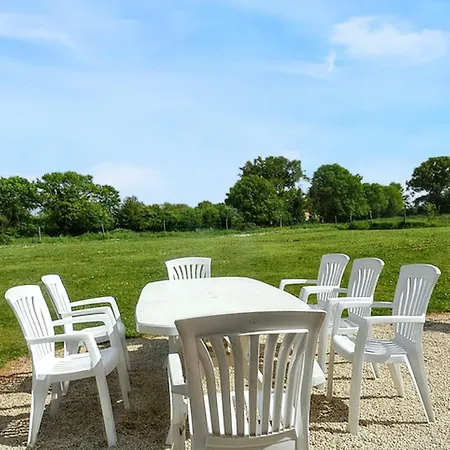 Maison Spacieuse Avec Piscine Partagee A Saint-vincent-la-chatre.