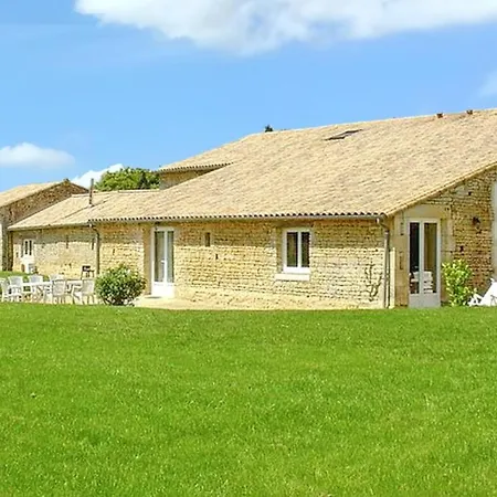 Maison Spacieuse Avec Piscine Partagée à Saint-vincent-la-châtre. Saint-Vincent-la-Châtre
