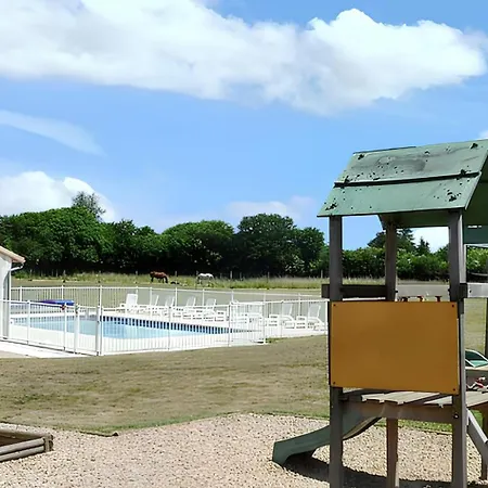 Casa vacanze Maison Spacieuse Avec Piscine Partagée à Saint-vincent-la-châtre. *