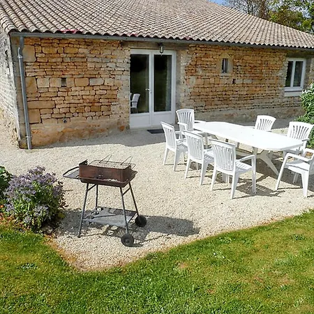 Maison Spacieuse Avec Piscine Partagee A Saint-vincent-la-chatre. *