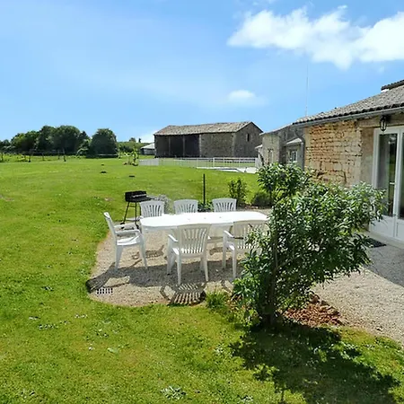 Maison Spacieuse Avec Piscine Partagee A Saint-vincent-la-chatre.