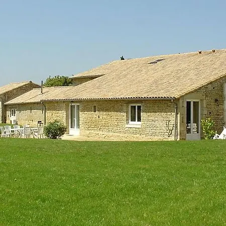 Maison Spacieuse Avec Piscine Partagee A Saint-vincent-la-chatre. 度假居