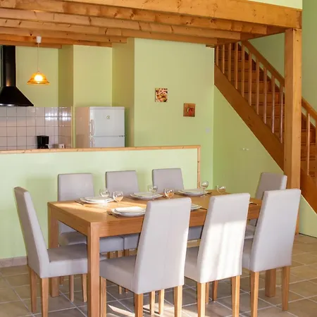 Maison Spacieuse Avec Piscine Partagee A Saint-vincent-la-chatre. *