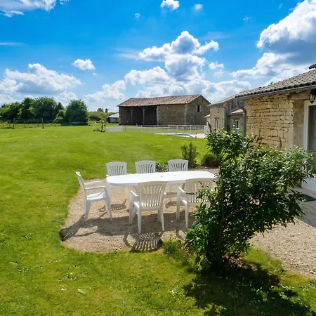 Maison Spacieuse Avec Piscine Partagee A Saint-vincent-la-chatre. Saint-Vincent-la-Châtre