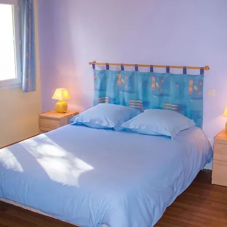Maison Spacieuse Avec Piscine Partagee A Saint-vincent-la-chatre. 度假居 *