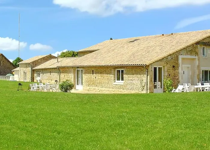 Maison Spacieuse Avec Piscine Partagee A Saint-vincent-la-chatre. *