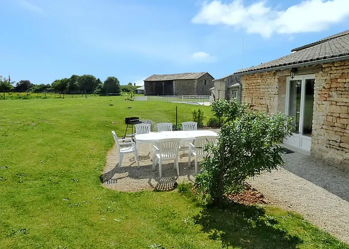 Maison Spacieuse Avec Piscine Partagee A Saint-vincent-la-chatre. * Saint-Vincent-la-Châtre