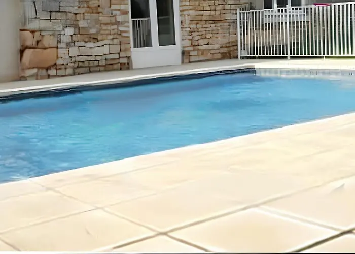 Maison Spacieuse Avec Piscine Partagee A Saint-vincent-la-chatre. * Saint-Vincent-la-Châtre