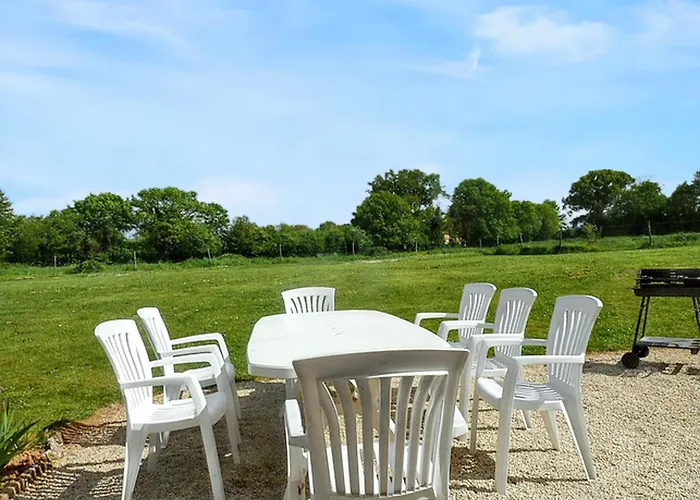 Maison Spacieuse Avec Piscine Partagee A Saint-vincent-la-chatre.